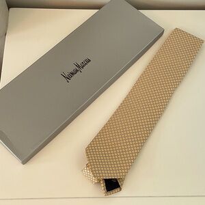 NWT Ermenegildo Zegna Geometric  Men's yellow Tie. Comes with a NM gift box